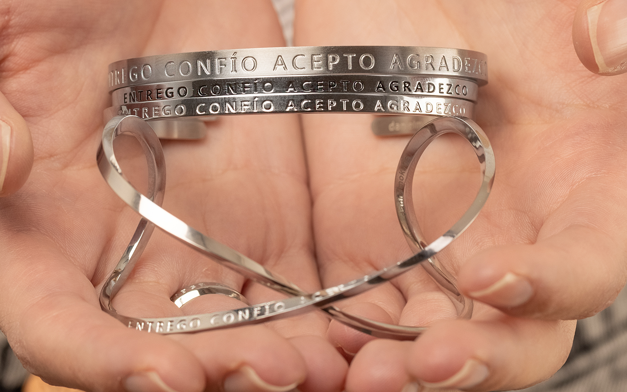 Pulsera Entrego, confío, acepto y agradezco (sin tinta) Daniel Moksha