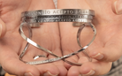Pulsera Entrego, confío, acepto y agradezco (sin tinta)   Daniel Moksha